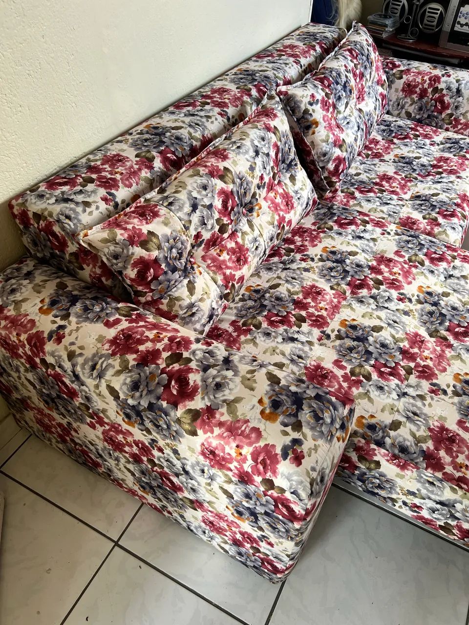 Vendo sofá cama espaçoso floral semi novo.. - Foto 3