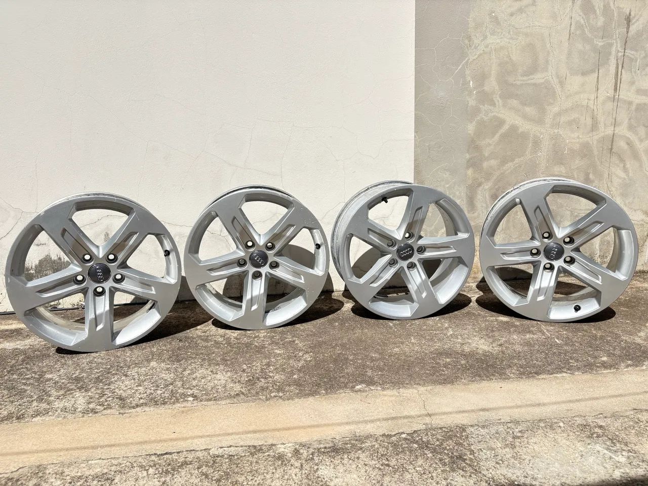 Vende-se Rodas Aro 17 AUD A3 ORIGINAIS - Foto 4