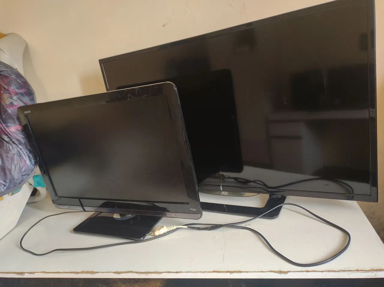 2 tvs com defeito 22 e 32 ". 50 reais 