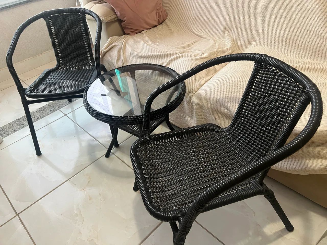 Conjunto mesa centro com 2 cadeiras fibra