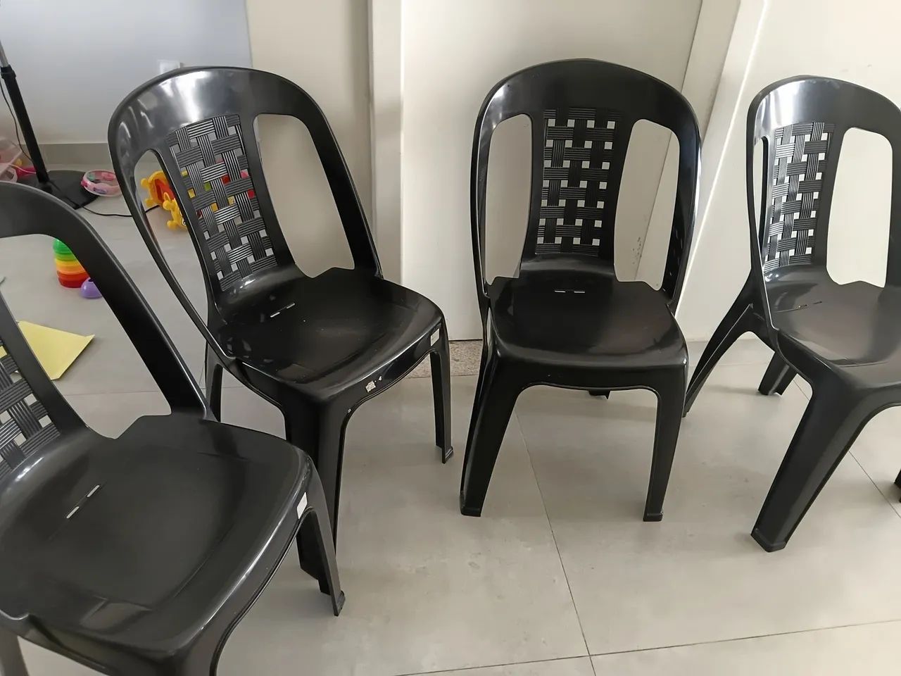 4 Cadeiras de Plástico  - Foto 2