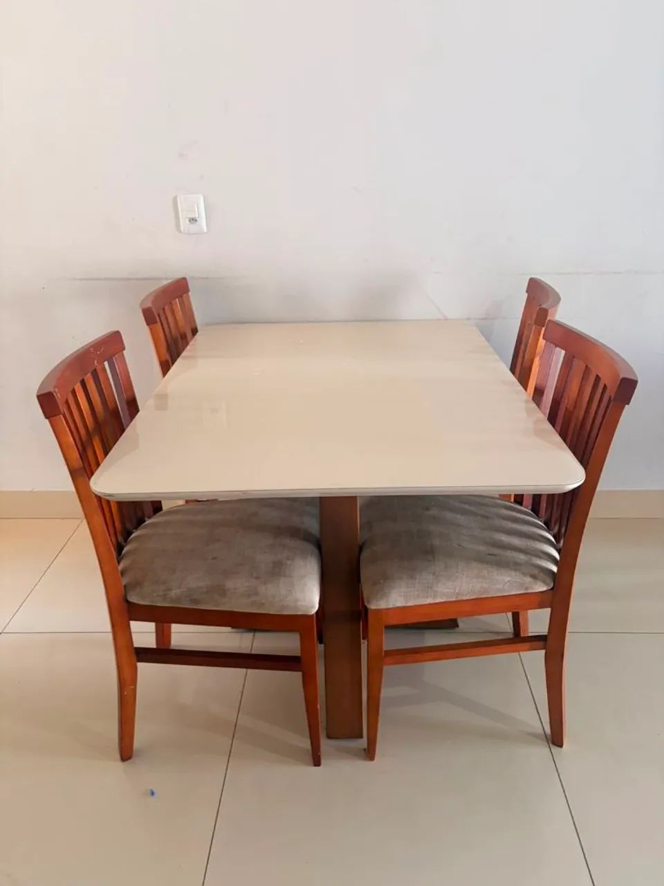 Mesa de madeira e vidro com 4 cadeiras 