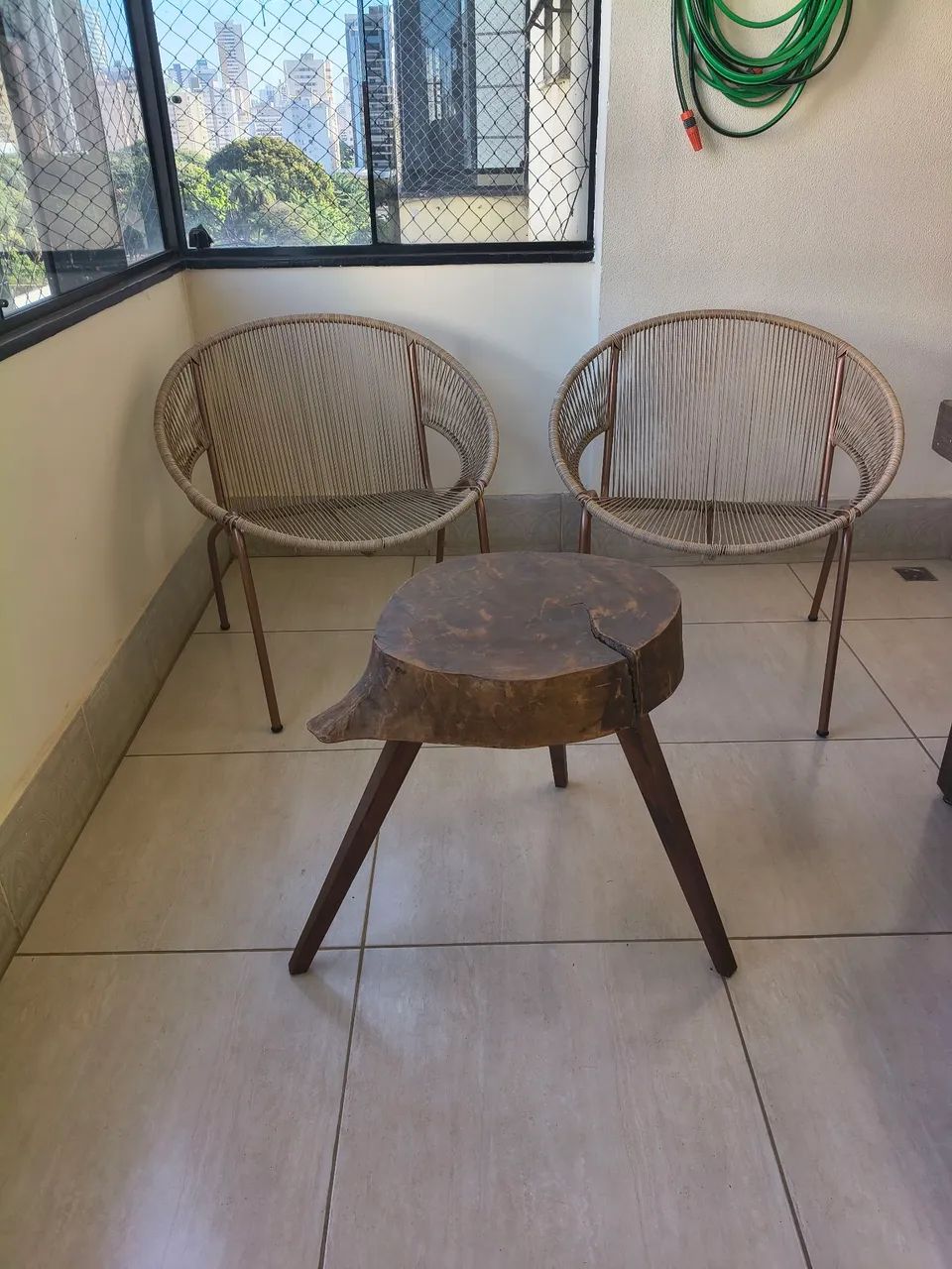 Vendo conjunto de duas cadeiras com uma mesa de centro  - Foto 5
