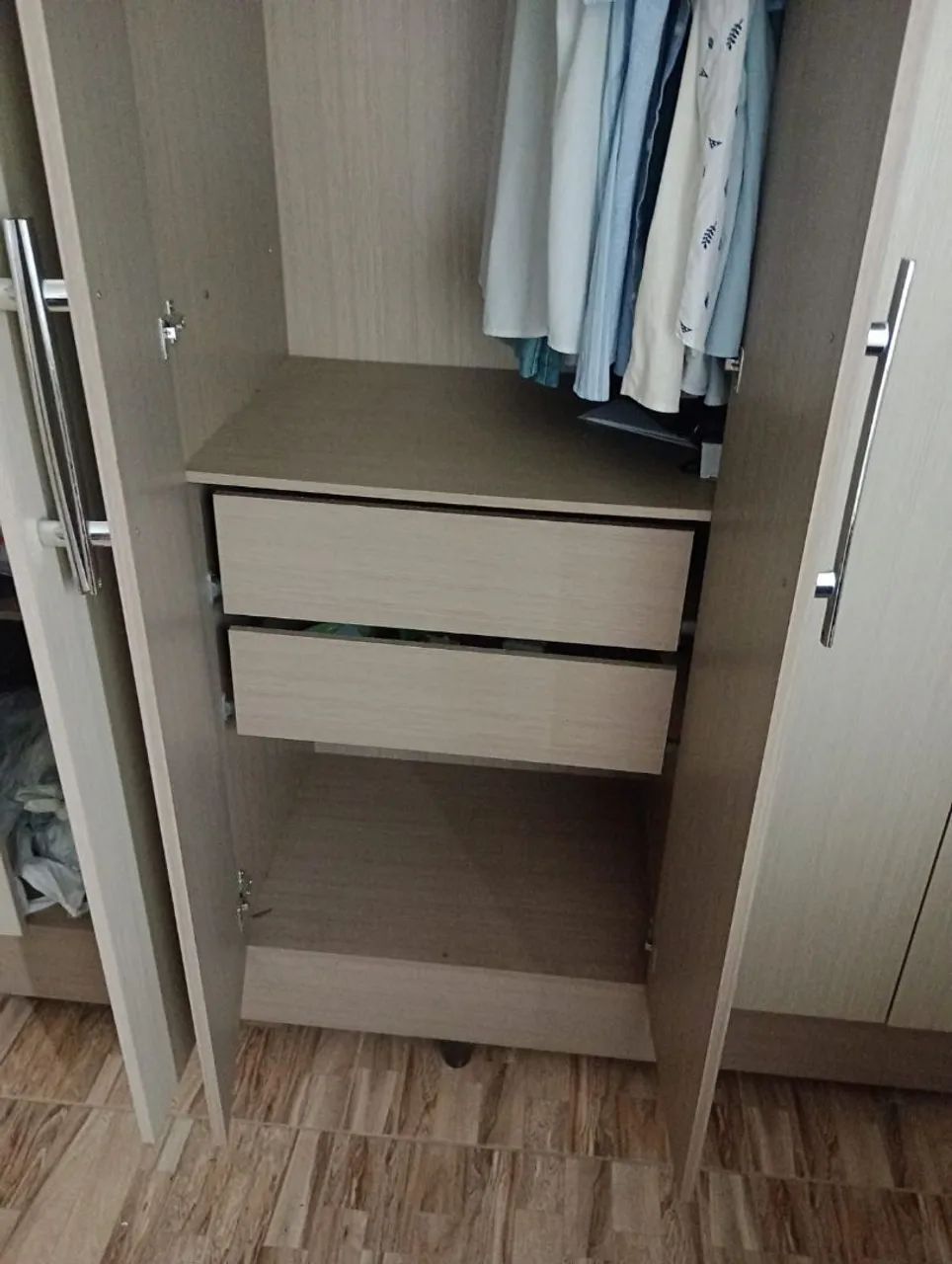 Guarda roupas 6 portas simi novo  - Foto 4
