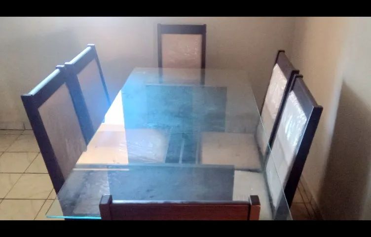 Mesa tampa de vidro e seis cadeiras - Foto 2