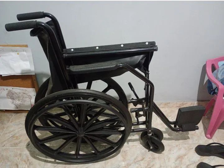 Vendo cadeira de rodas nova - Foto 2