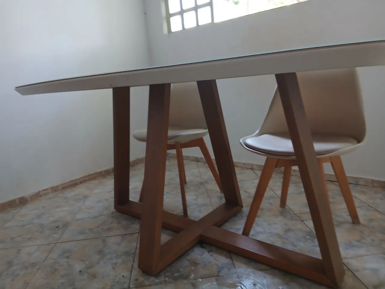 VENDO MESA MODERNA DE 4 LUGARES COM CADEIRAS  - Foto 2