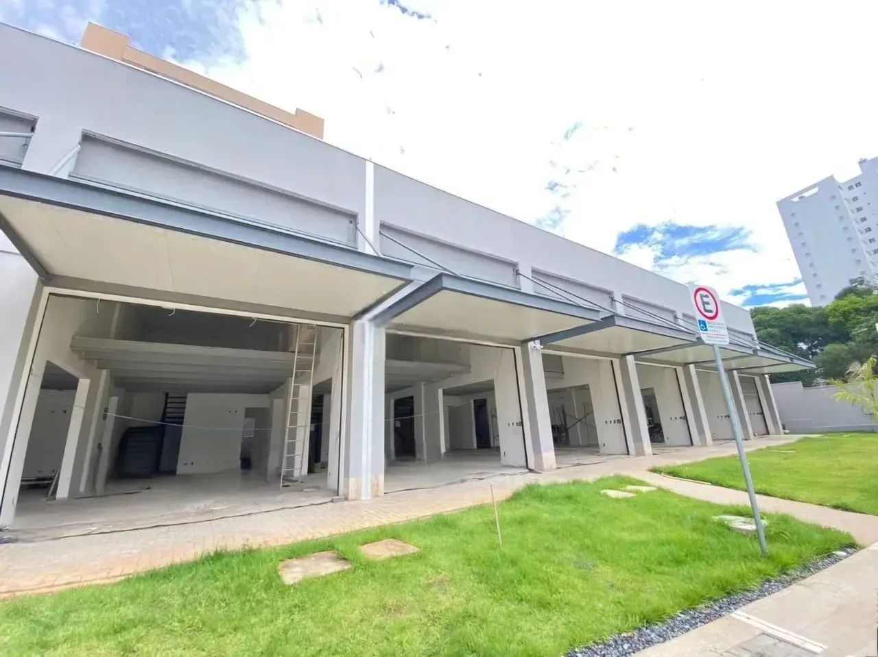 ALUGO SALÃO COMERCIAL NA REGIÃO DO GOIABEIRAS DE 100M2 - Cuiabá/MT - Foto 2