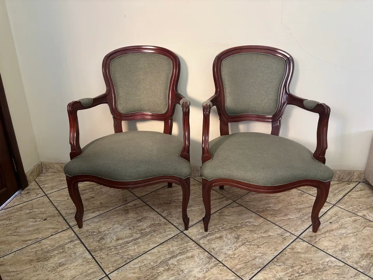 Dupla de cadeiras de madeira estofadas com tecido verde