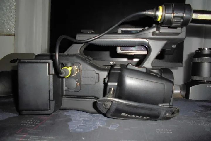 Filmadora Sony Nex EA50 Em ótimo estado (sem lente)  - Foto 3