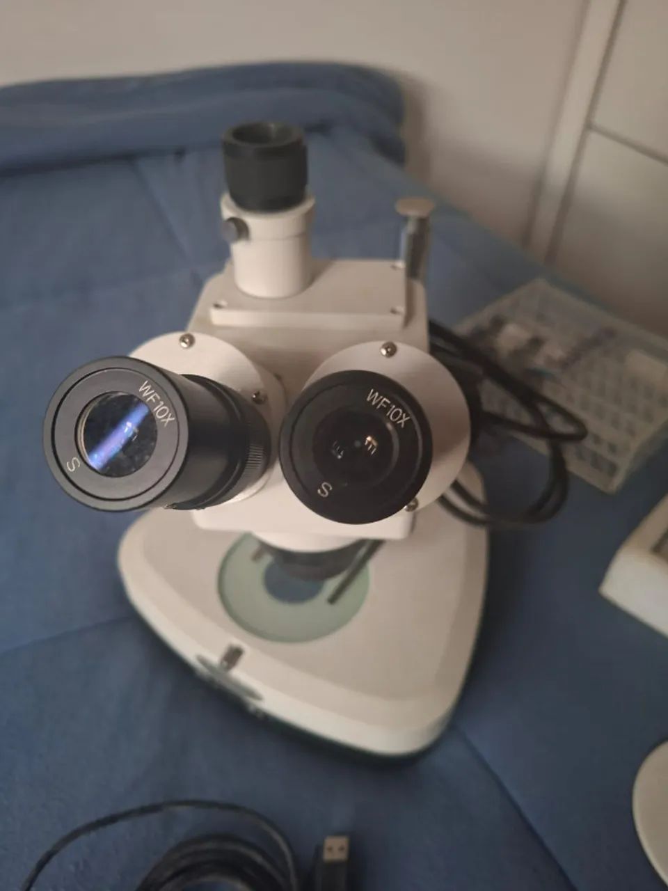 Microscópio Trinocular