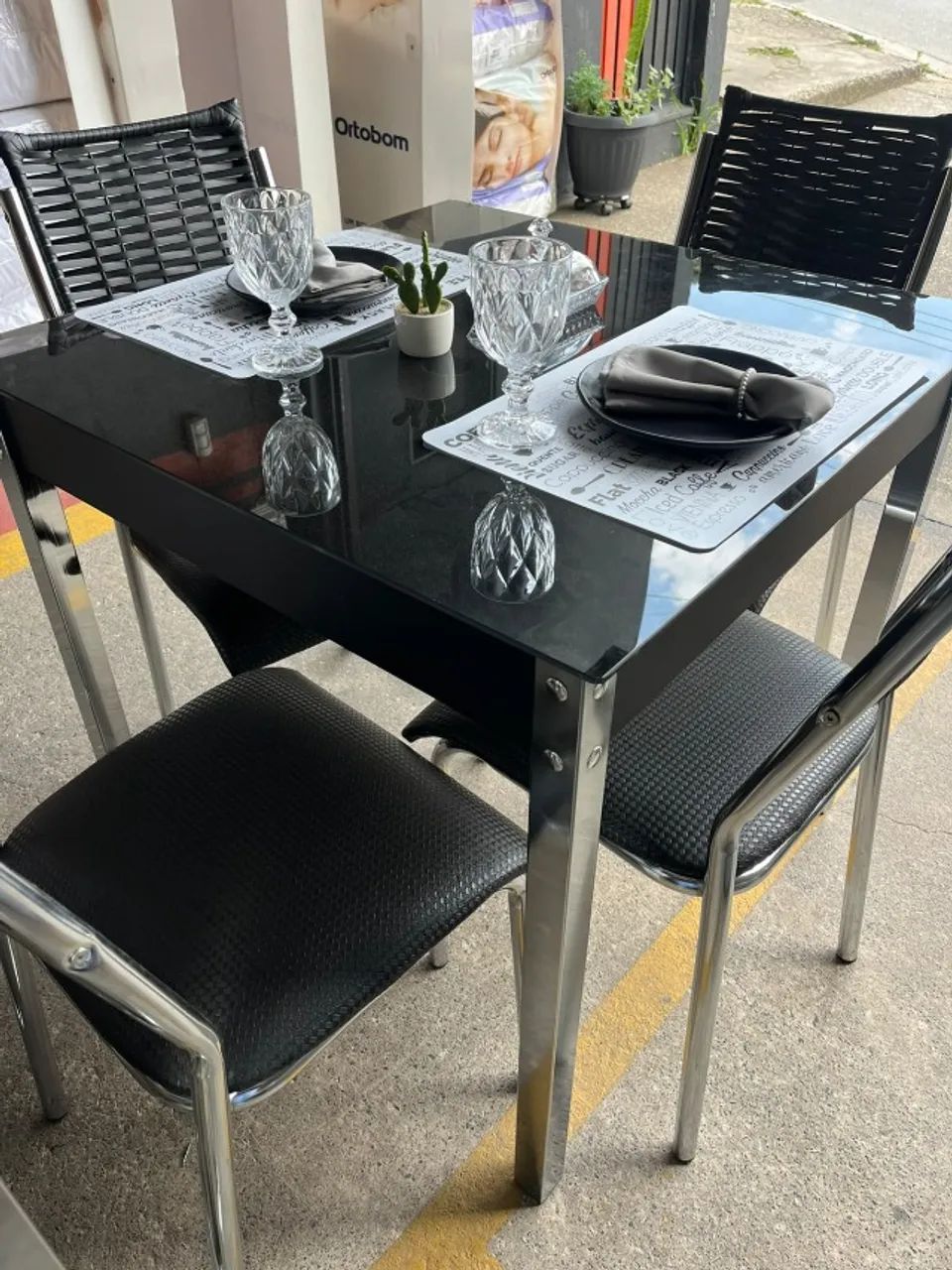 mesa de vidro 80x80 com 4 cadeiras de aço 