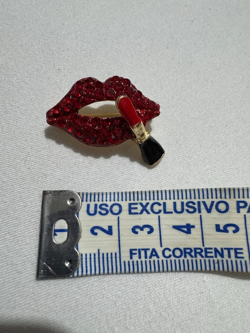Broche de batom e bota vermelha com strass - Foto 2