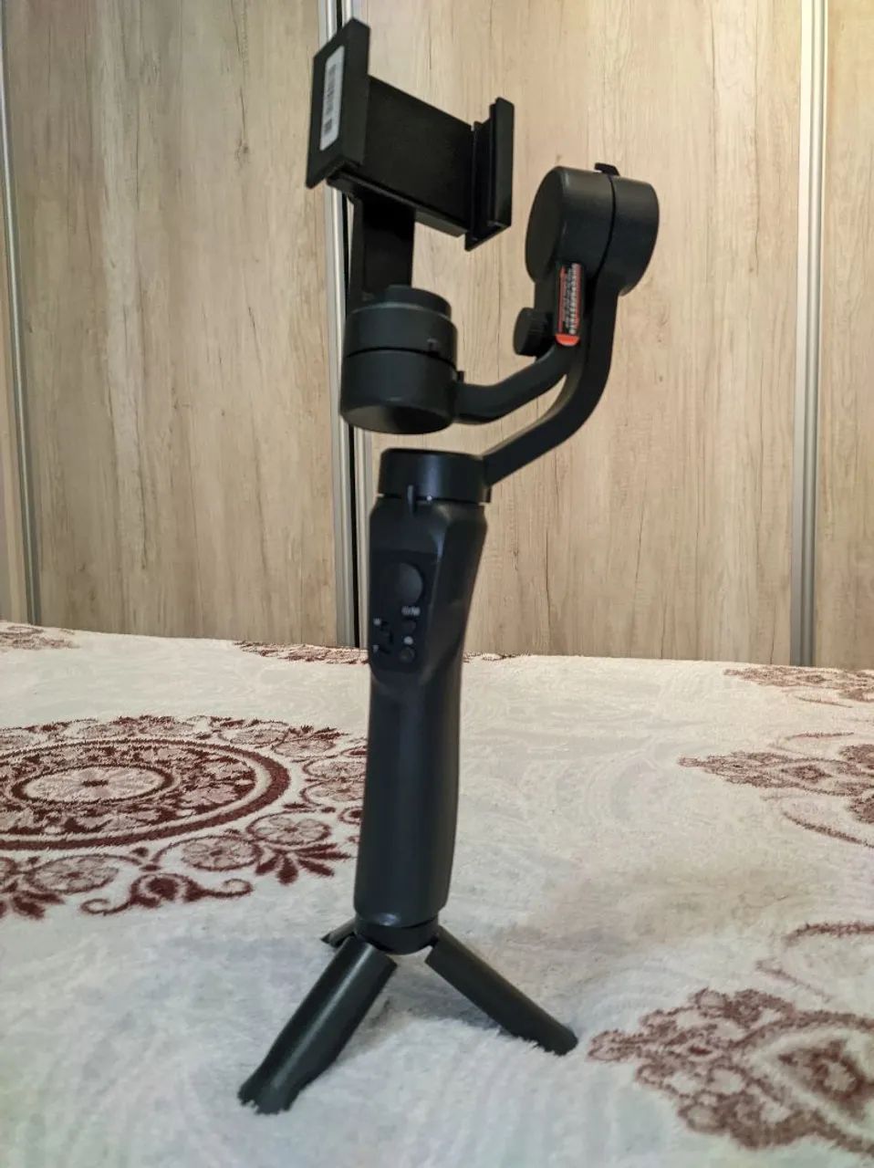 Gimbal Estabilizador 3 Eixos para Celular + Case e Tripé - Foto 2