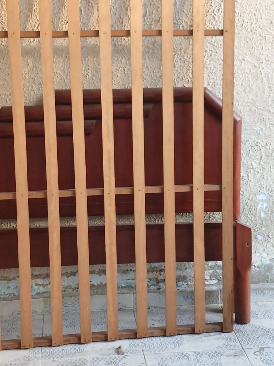 Cama de casal com colchão de madeira