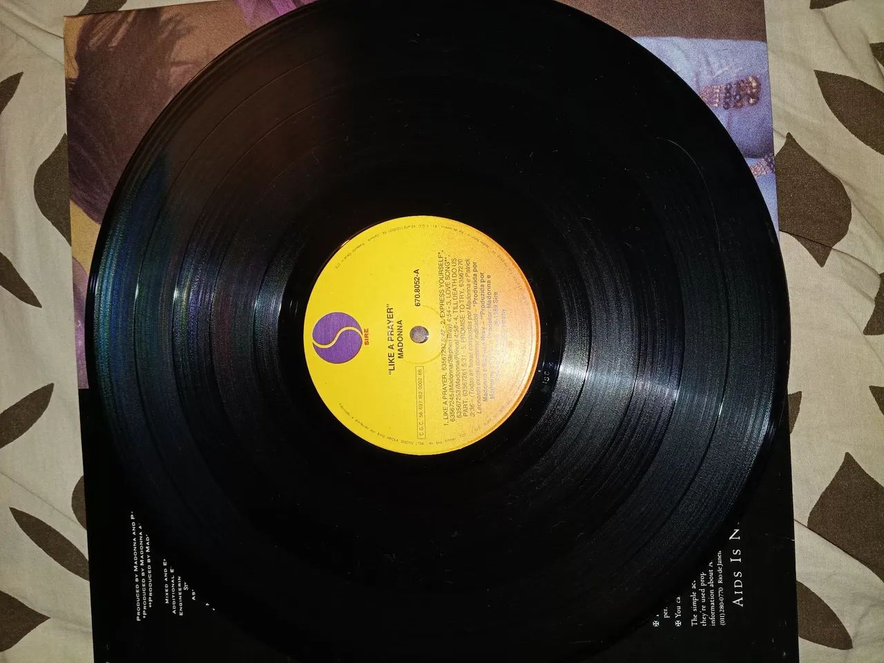 Disco like a prayer-Madonna com o encarte raro "facts about AIDS" " AIDS is no party" - Foto 5