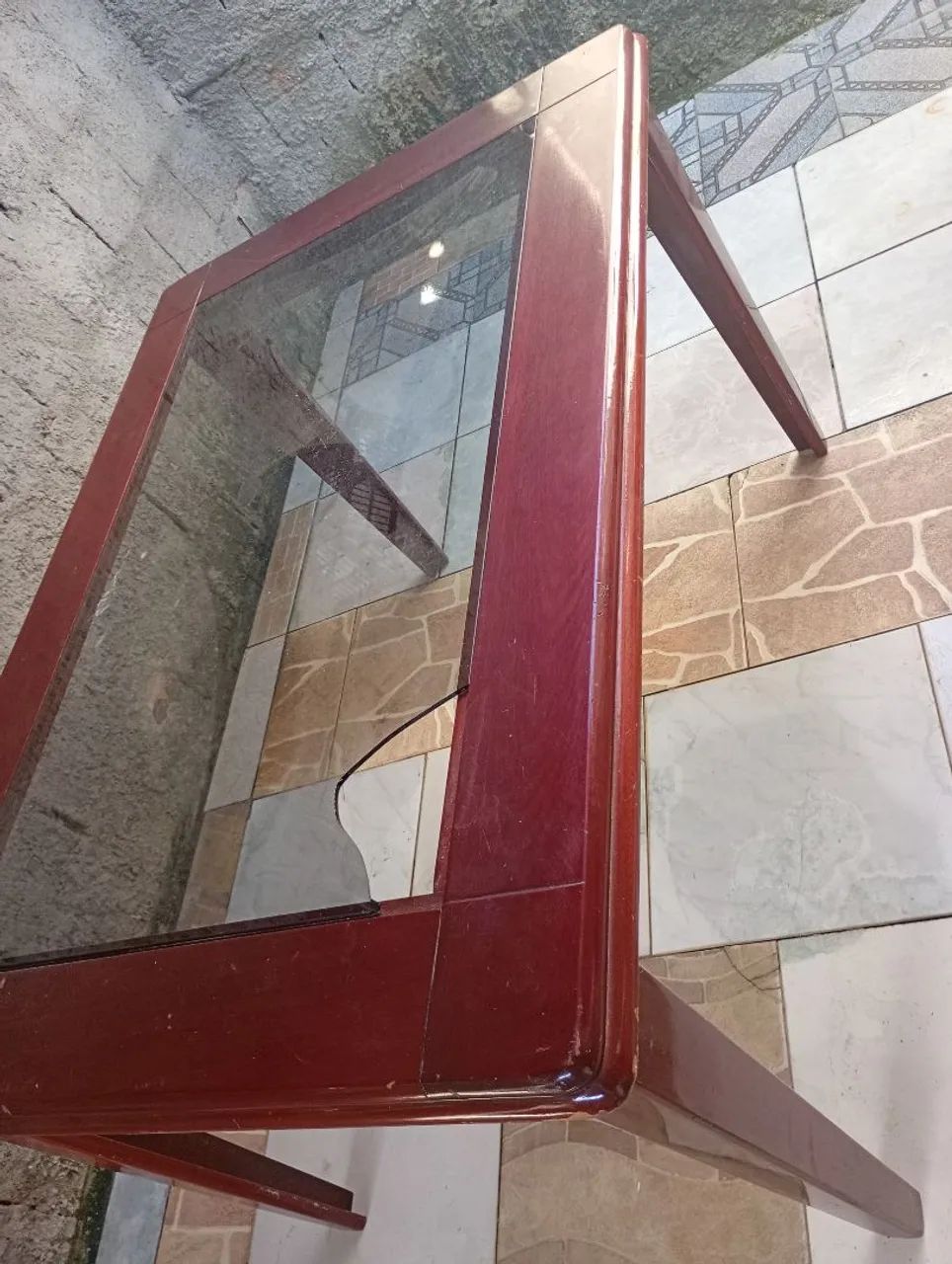 Vendo mesa com vidro quebrado na ponta, 