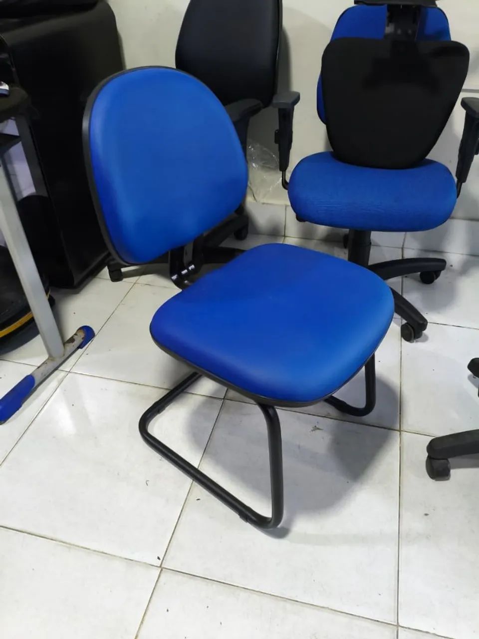 Cadeira fixa de couro azul - Foto 5