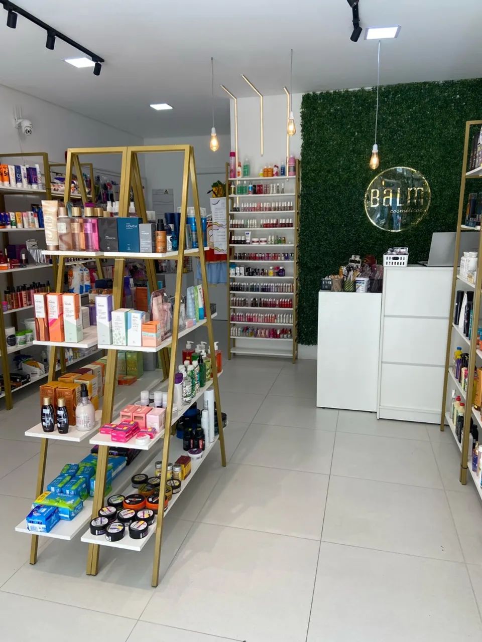 Vende-se loja completa com. móveis e mercadoria  - Foto 3