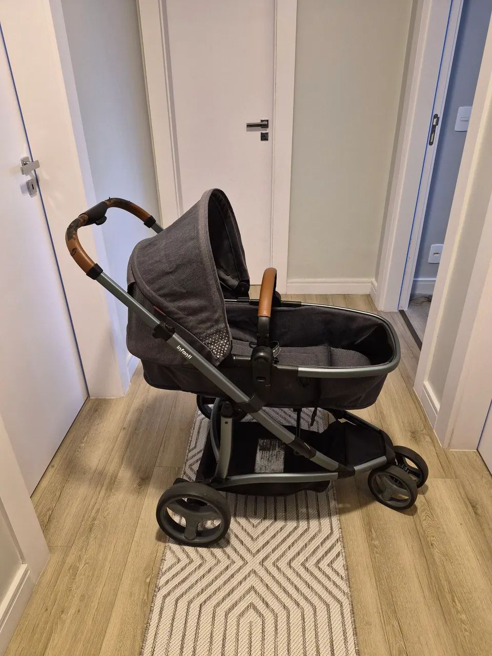 Carrinho de bebê com cadeirinha, moises e isofix 