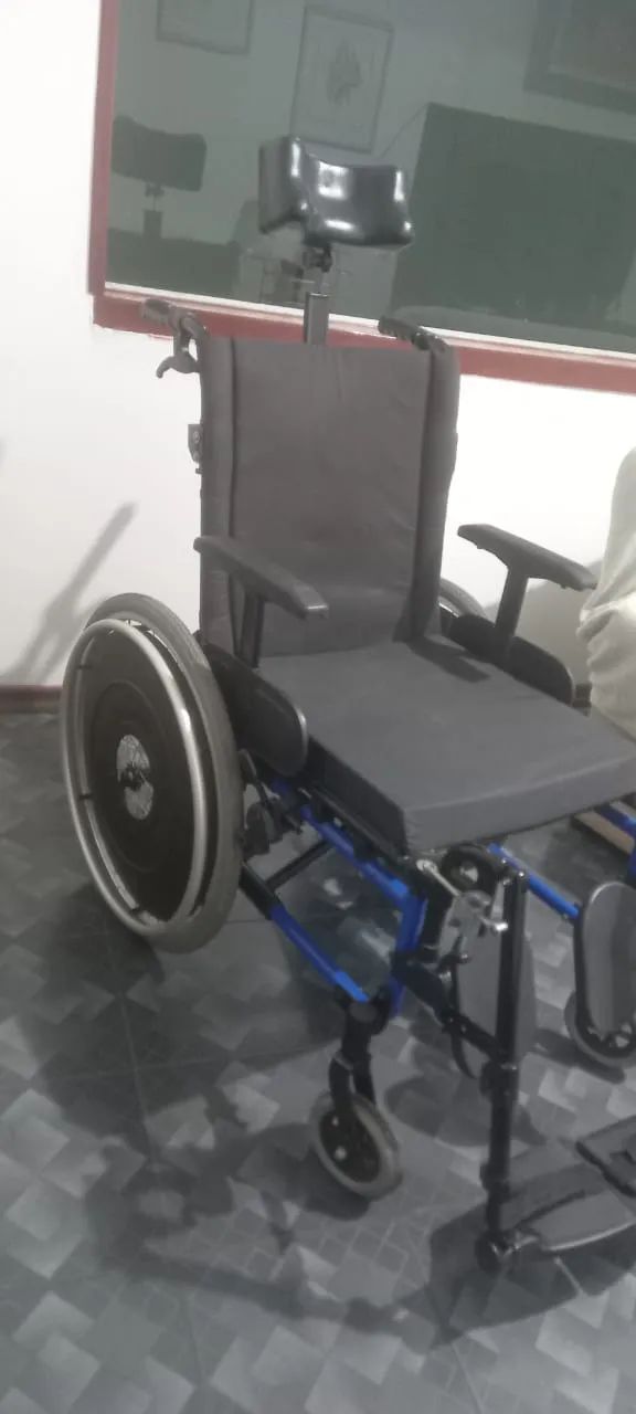 Cadeira de rodas reclinavel medida extra - Foto 5