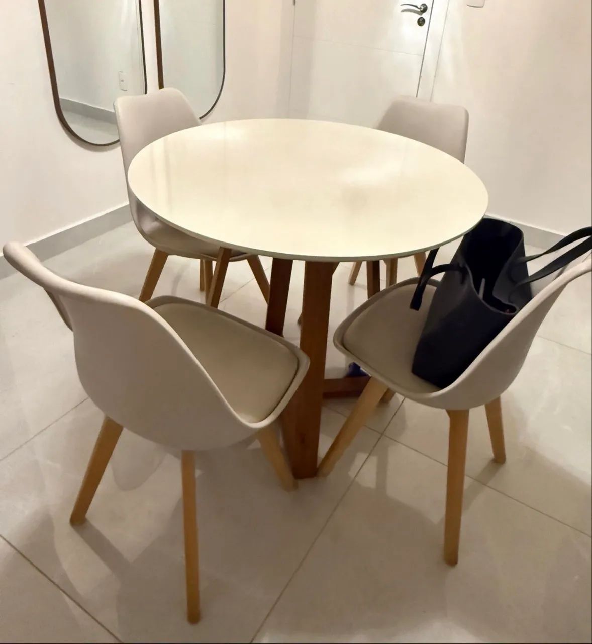 Mesa com 4 cadeiras 