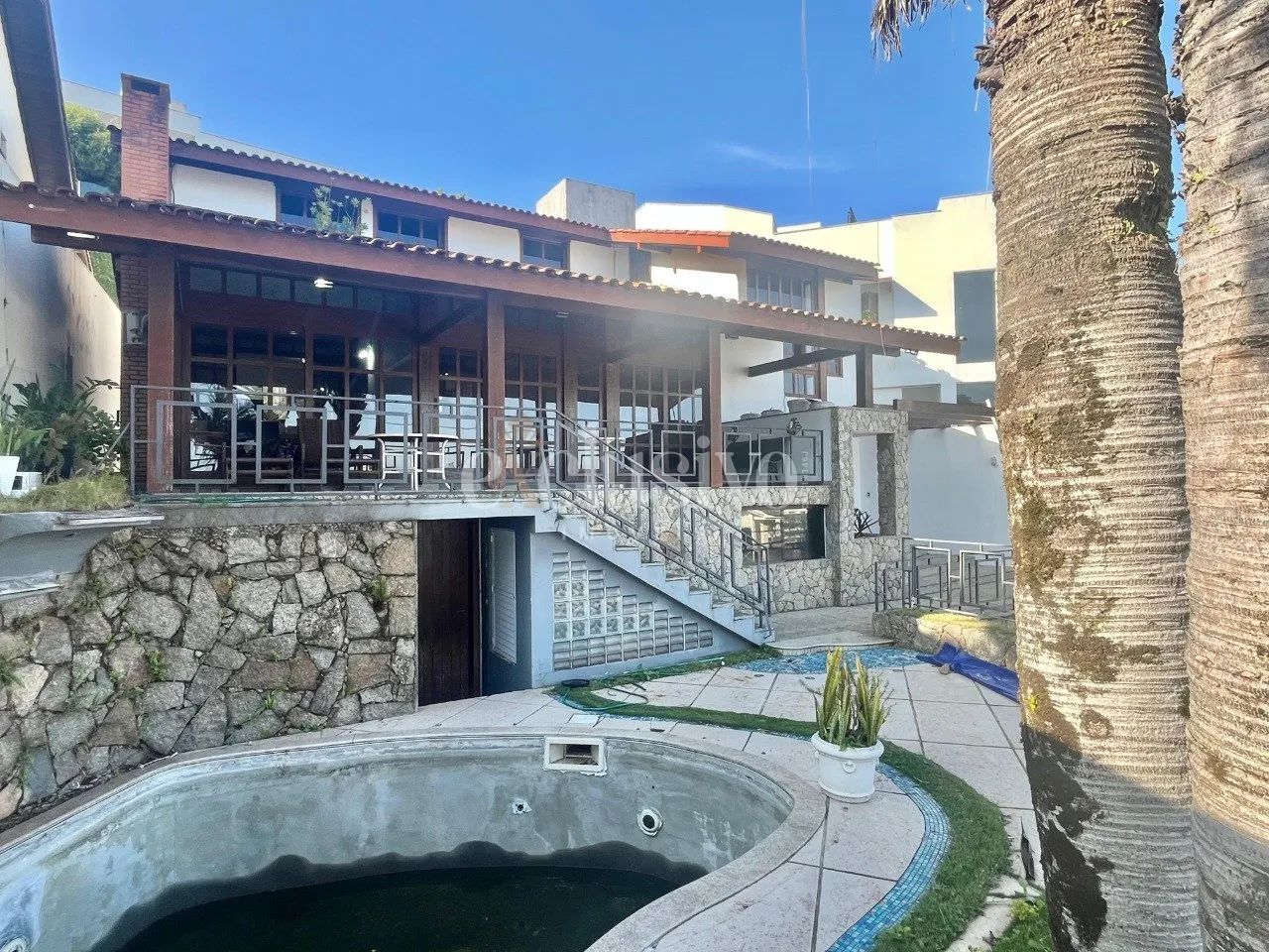 Casa com 354m² e 4 quartos à venda no Itaguaçu
