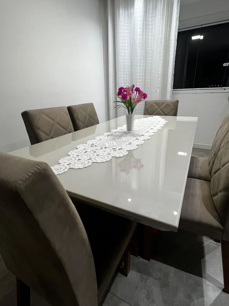 Mesa de Jantar com 6 Cadeiras - Excelente Estado
