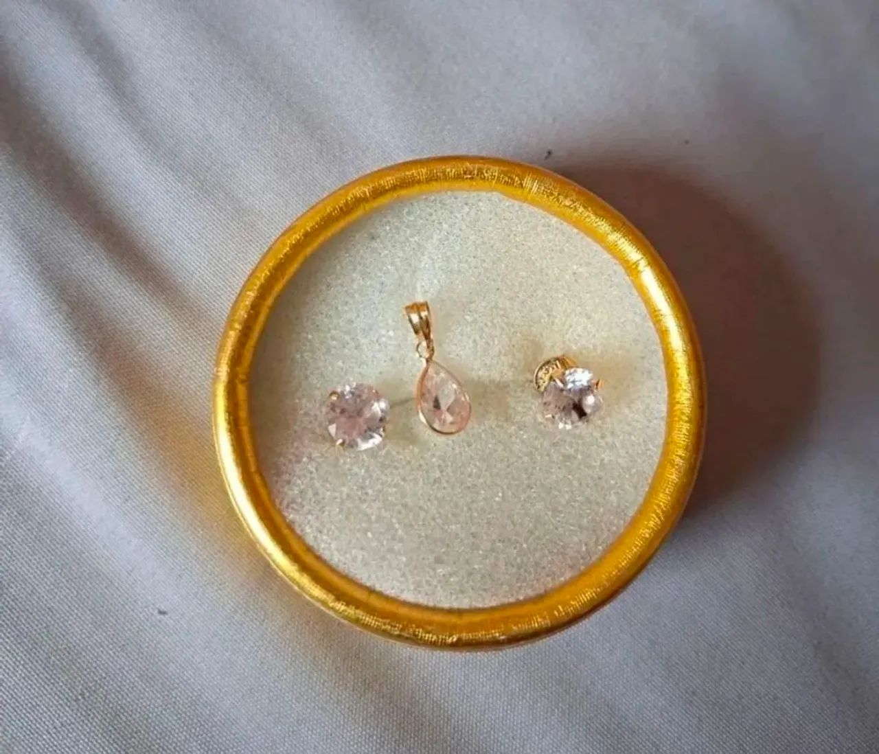 Vendo um conjunto de brincos com pingentes de ouro com zircônia 