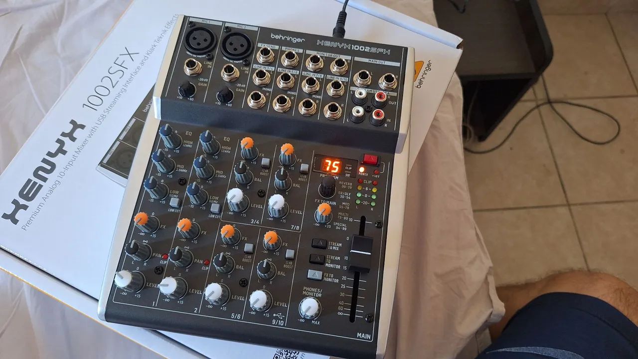 Mesa de som Behringer Xenyx 1002 SFX USB nova na caixa 