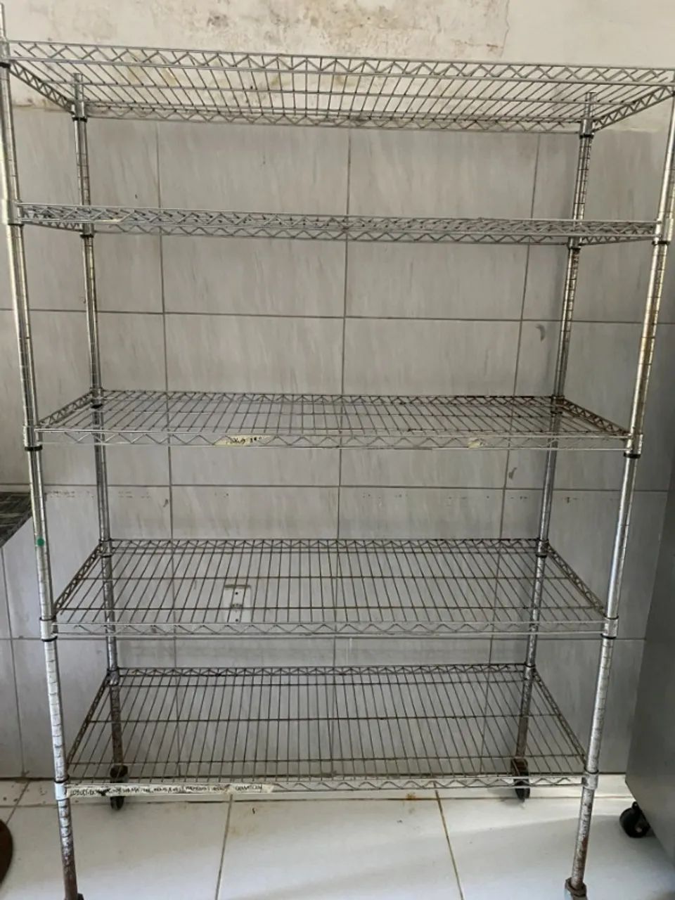 Prateleira em aço cromado