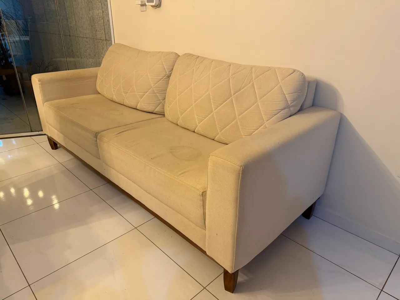 Sofá 2,10m bege tipo linho - Foto 2