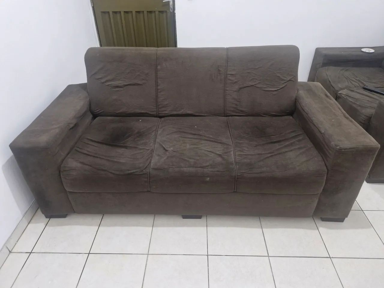 Sofá 3 lugares marrom usado