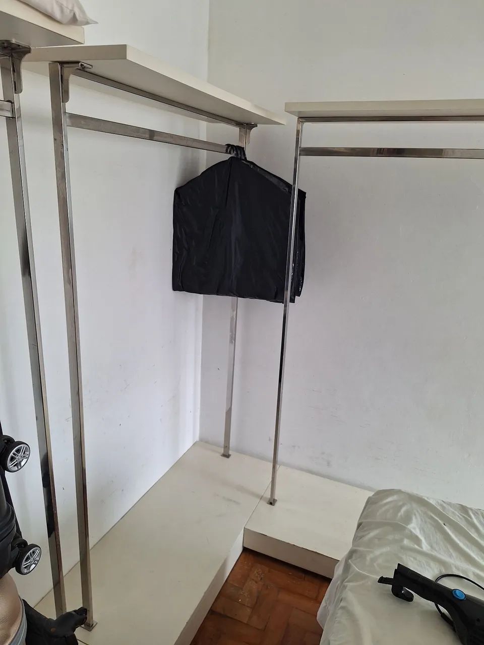 3 Araras de Roupas - Foto 2
