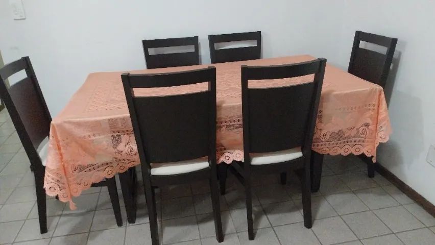 Mesa de jantar retangular com tampo de vidro, com 6 lugares