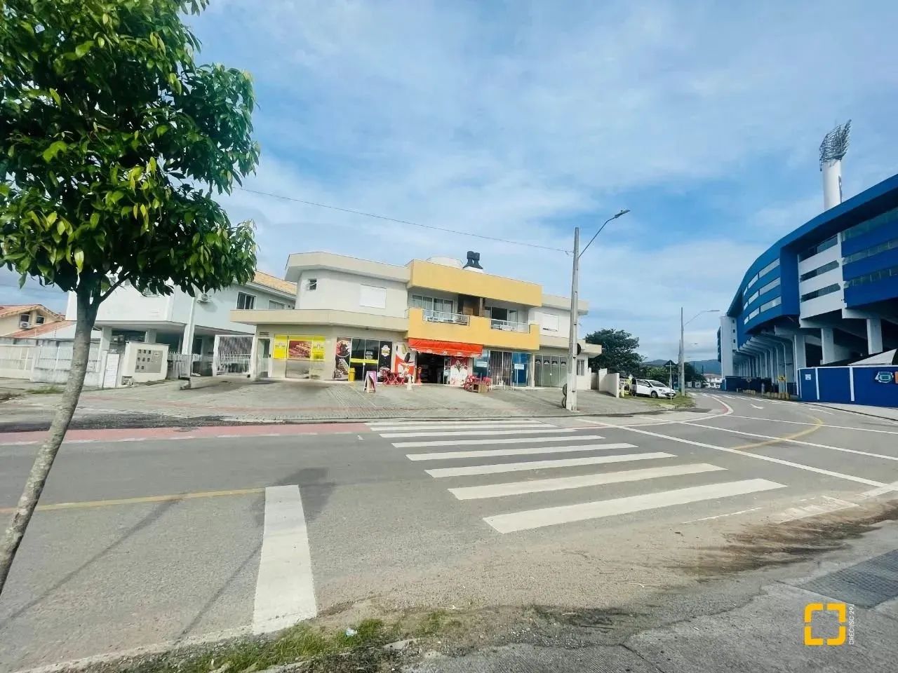 Oportunidade! Prédio com 2 apartamentos e 5 lojas comerciais, em Carianos, Florianópolis