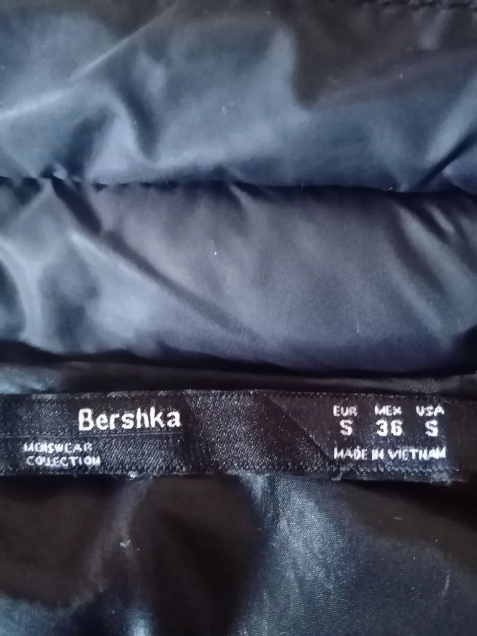 Jaqueta puffer Bershka preta com capuz p - Foto 4