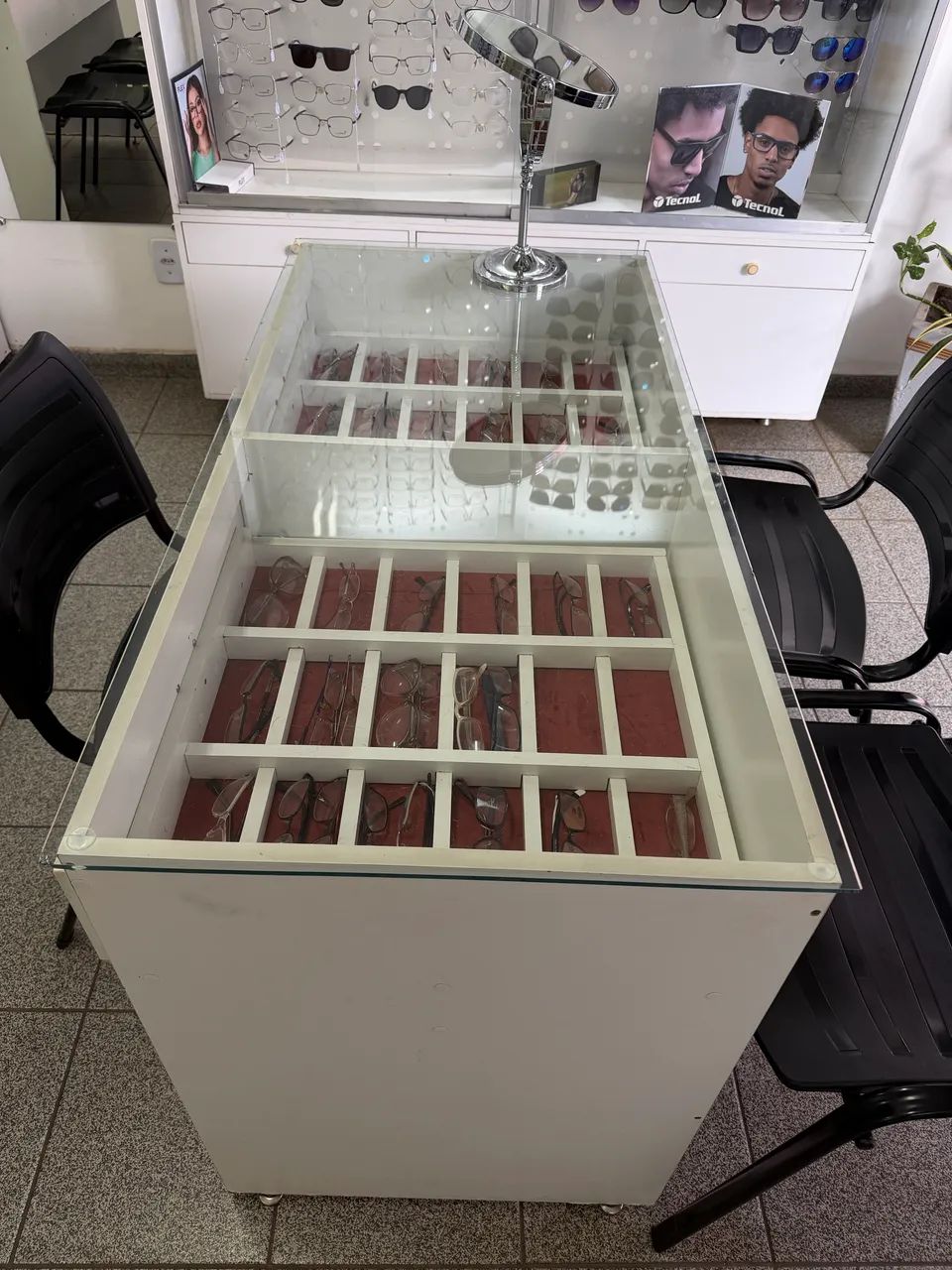 Vitrine, Mesa, Balcão e Mesa de PC - Foto 4