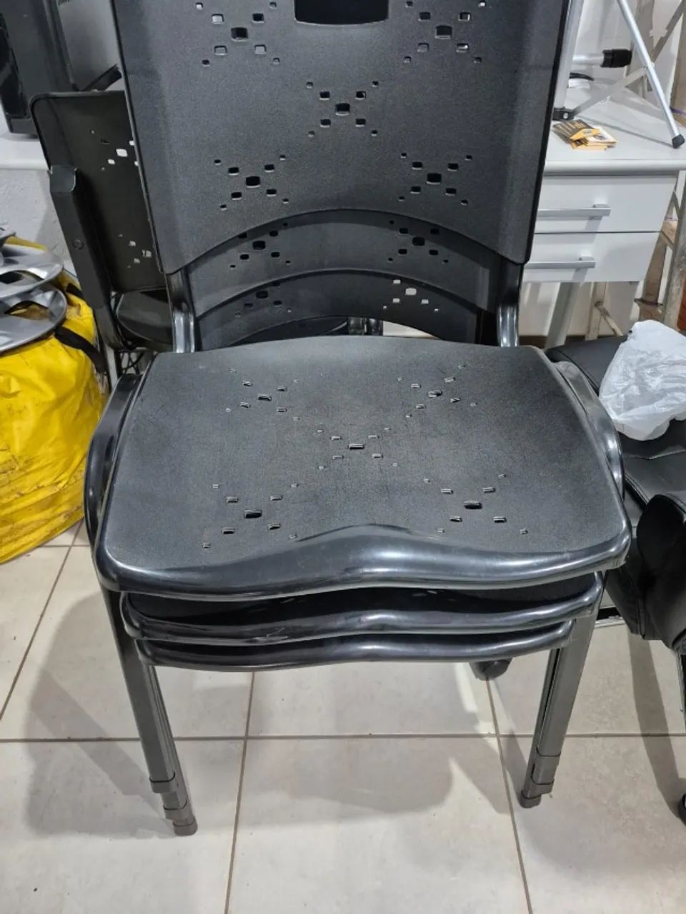Cadeiras Plástica Preta Prancheta (34 cadeiras) - Foto 3