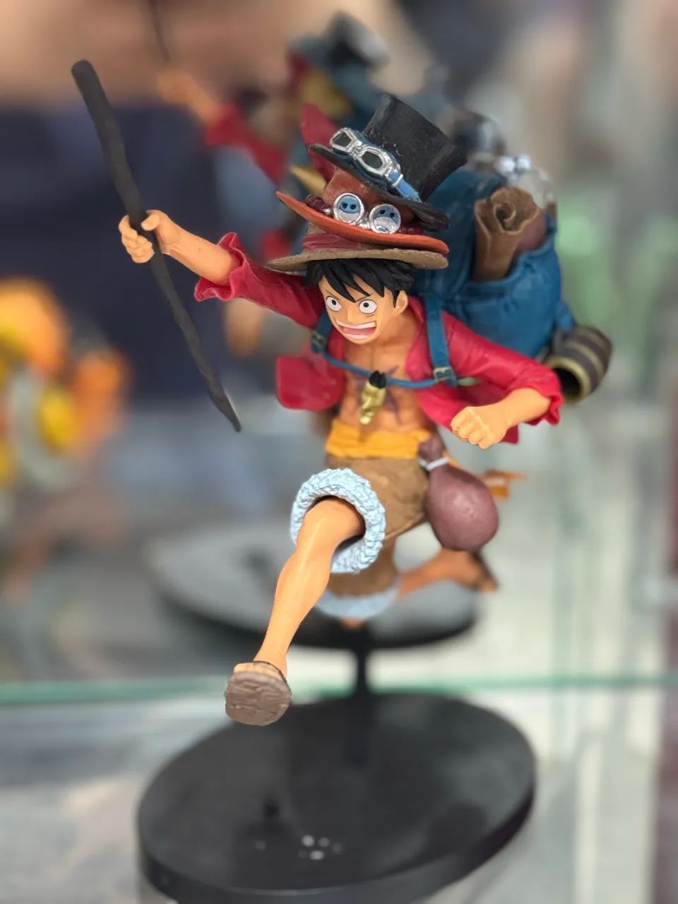 Action Figure Luffy com os chapéus dos irmãos Ace e Sabo