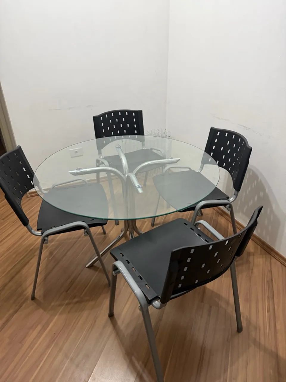 Mesa de vidro + 4 cadeiras - Foto 3