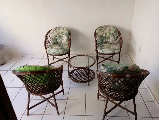Conjunto estofado, em vime, para varanda.