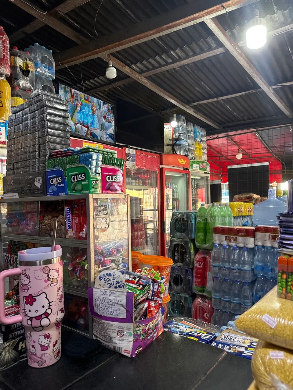 Ponto comercial de esquina vai com praticamente tudo dentro. - Foto 4