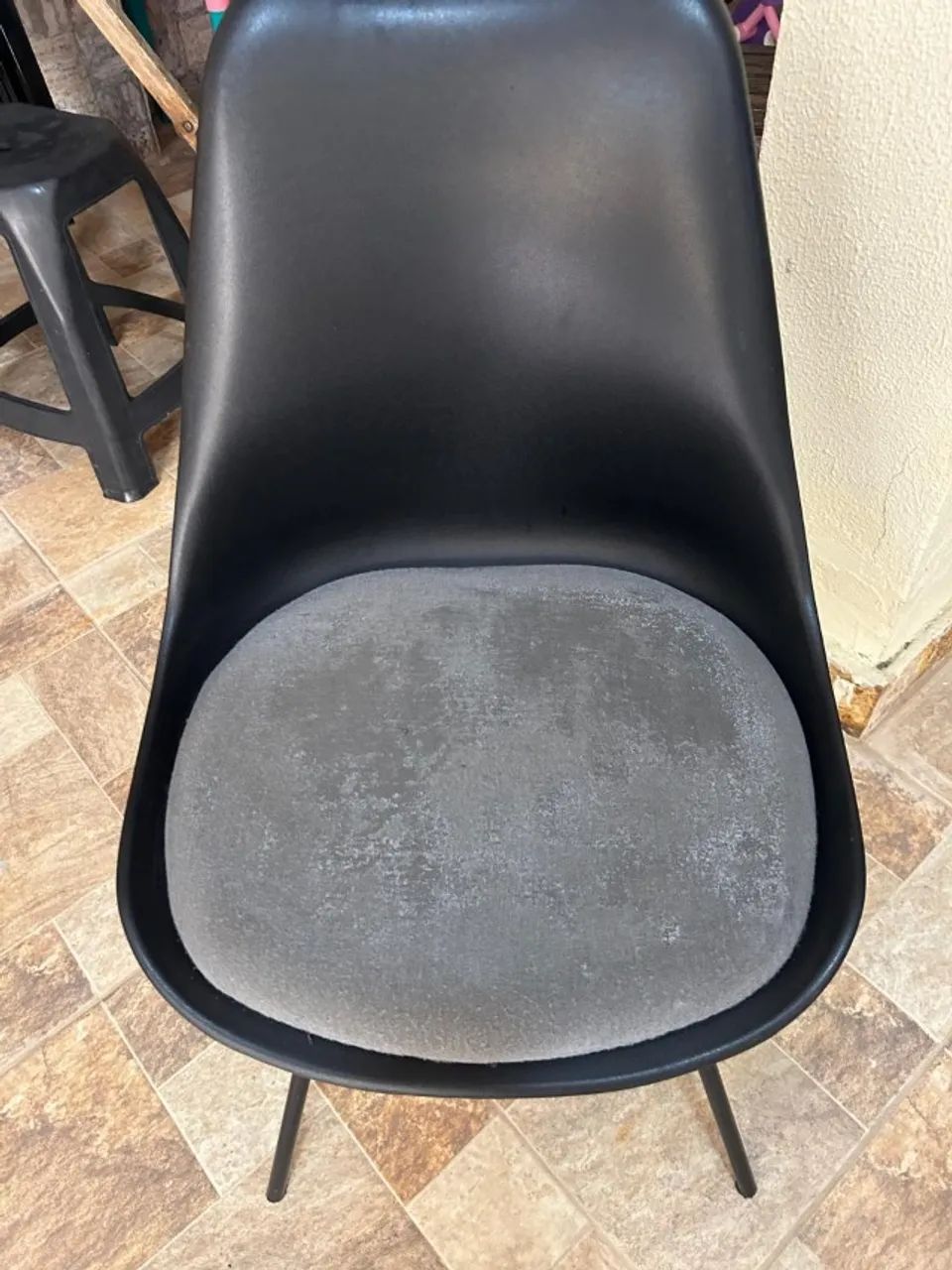 Cadeira Concha Preta Estilo Eames com Almofada Cinza