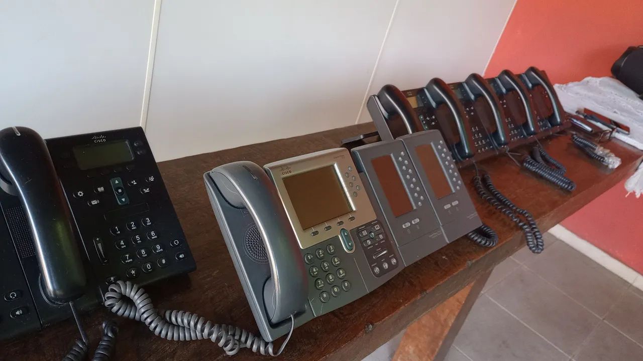 Vendo central telefônica com 10 ramais. Cisco Phonre 9216