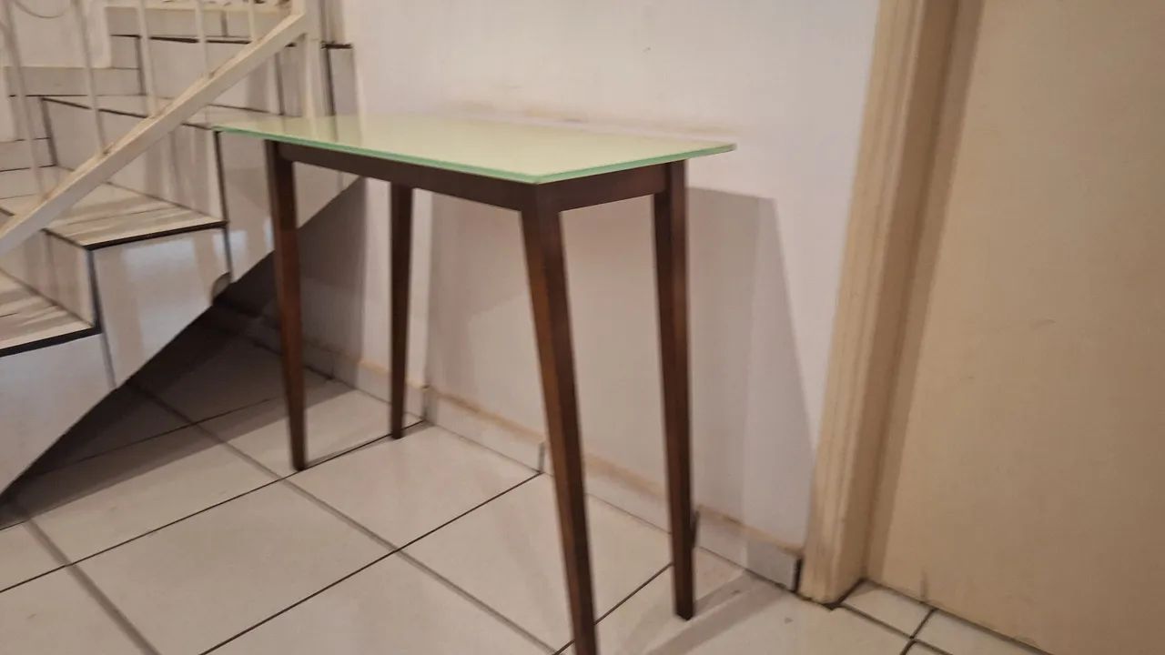 Aparador de mesa com tampo de vidro
