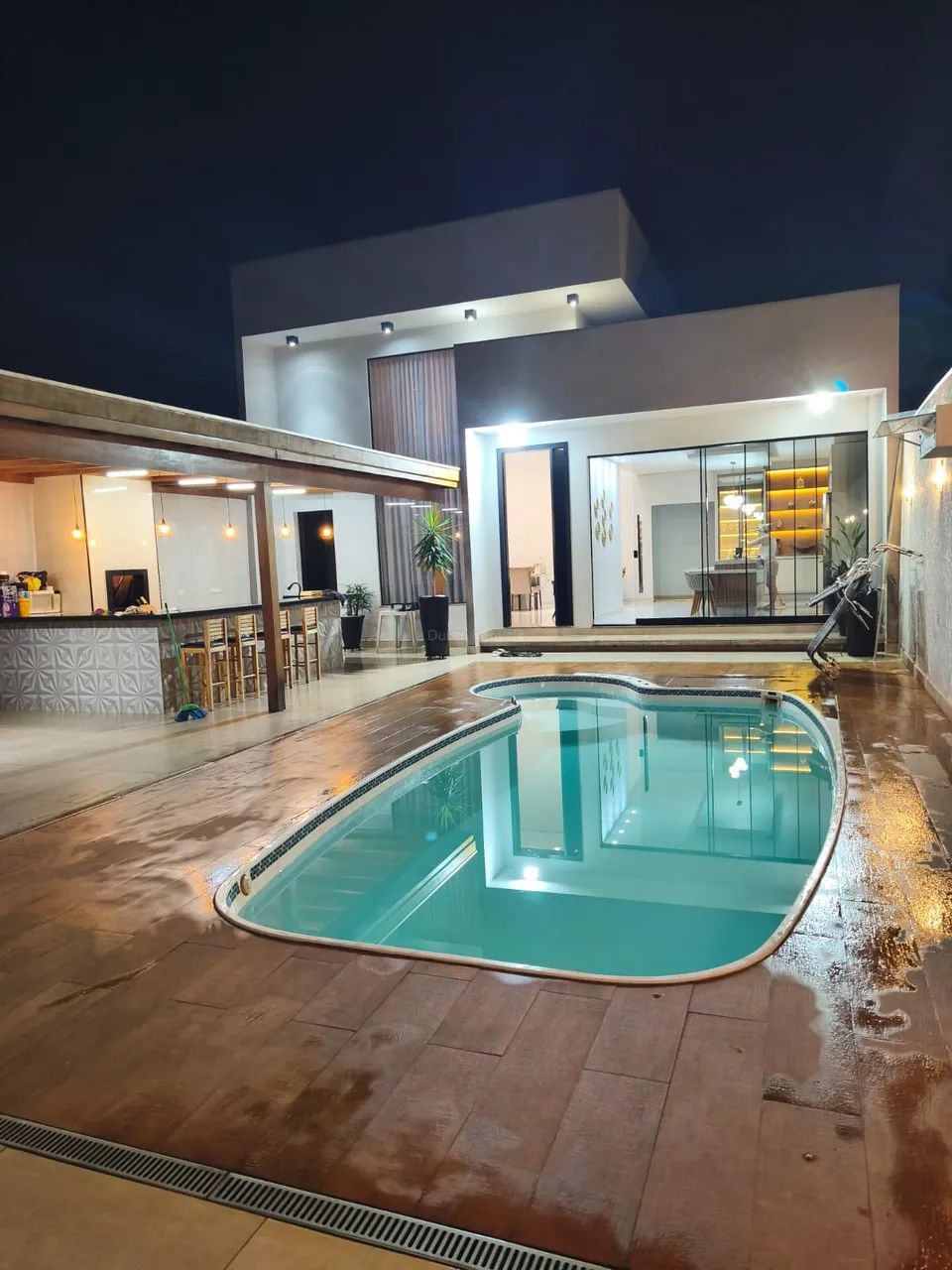Casa com estilo de Chácara com piscina e mobiliada, com todo conforto.