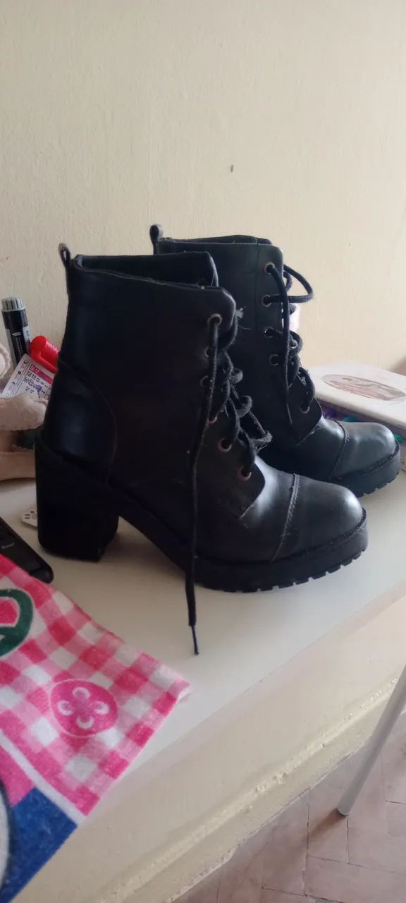 Bota estilo coturno com salto 