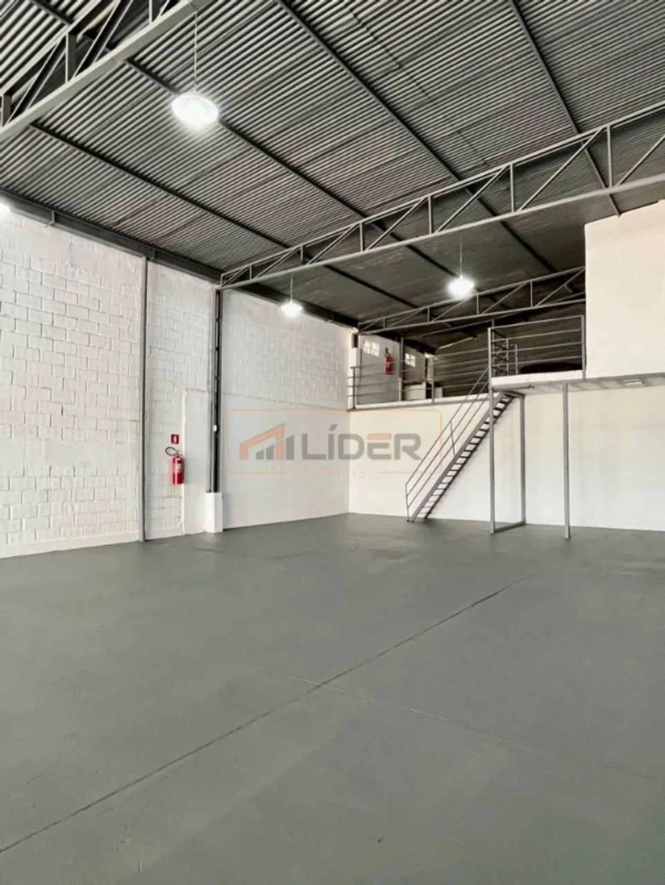 Aluga-se Galpão em Zona Comercial