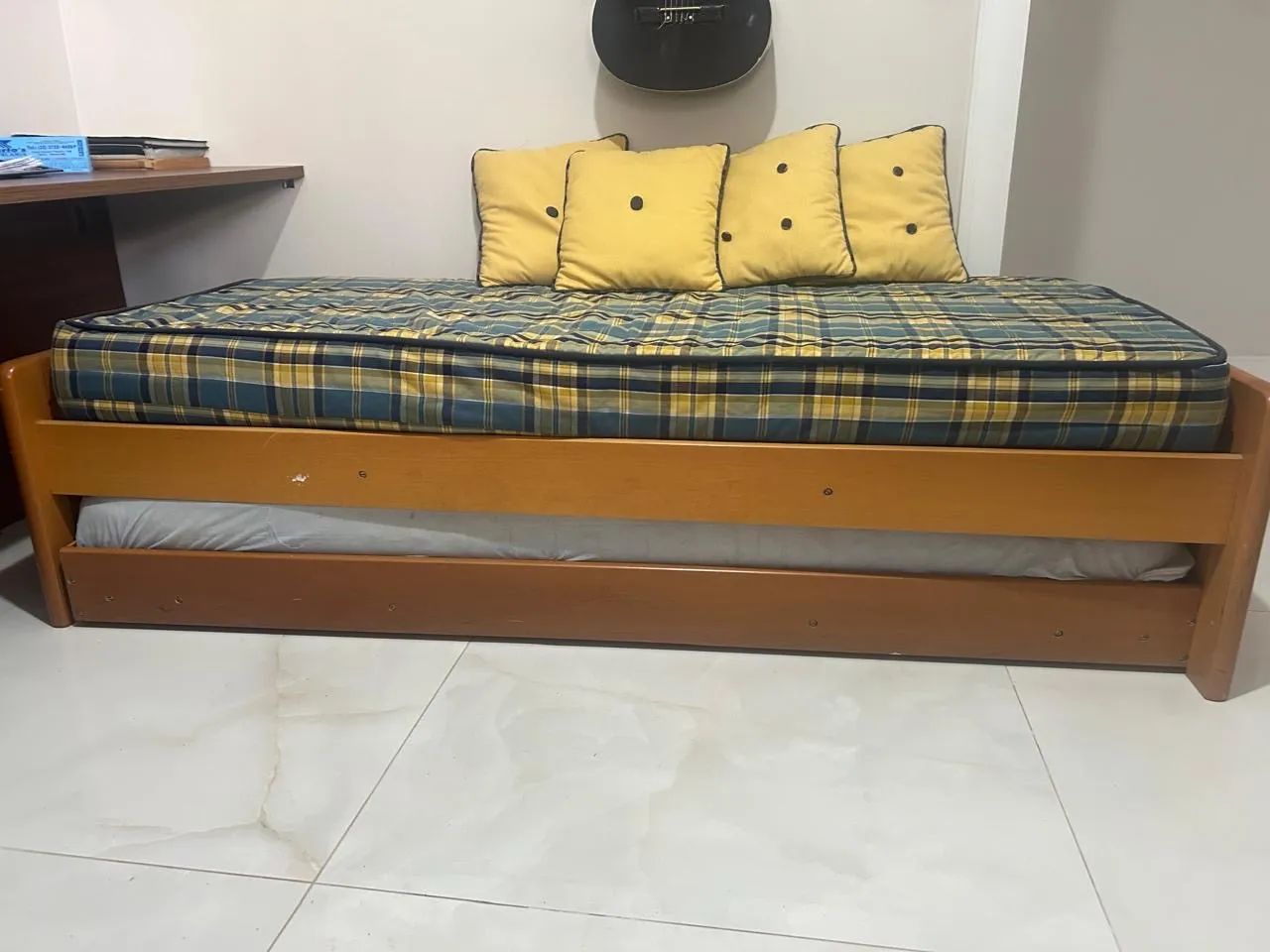 Bicama + colchões (acompanha colcha e almofadas da foto)